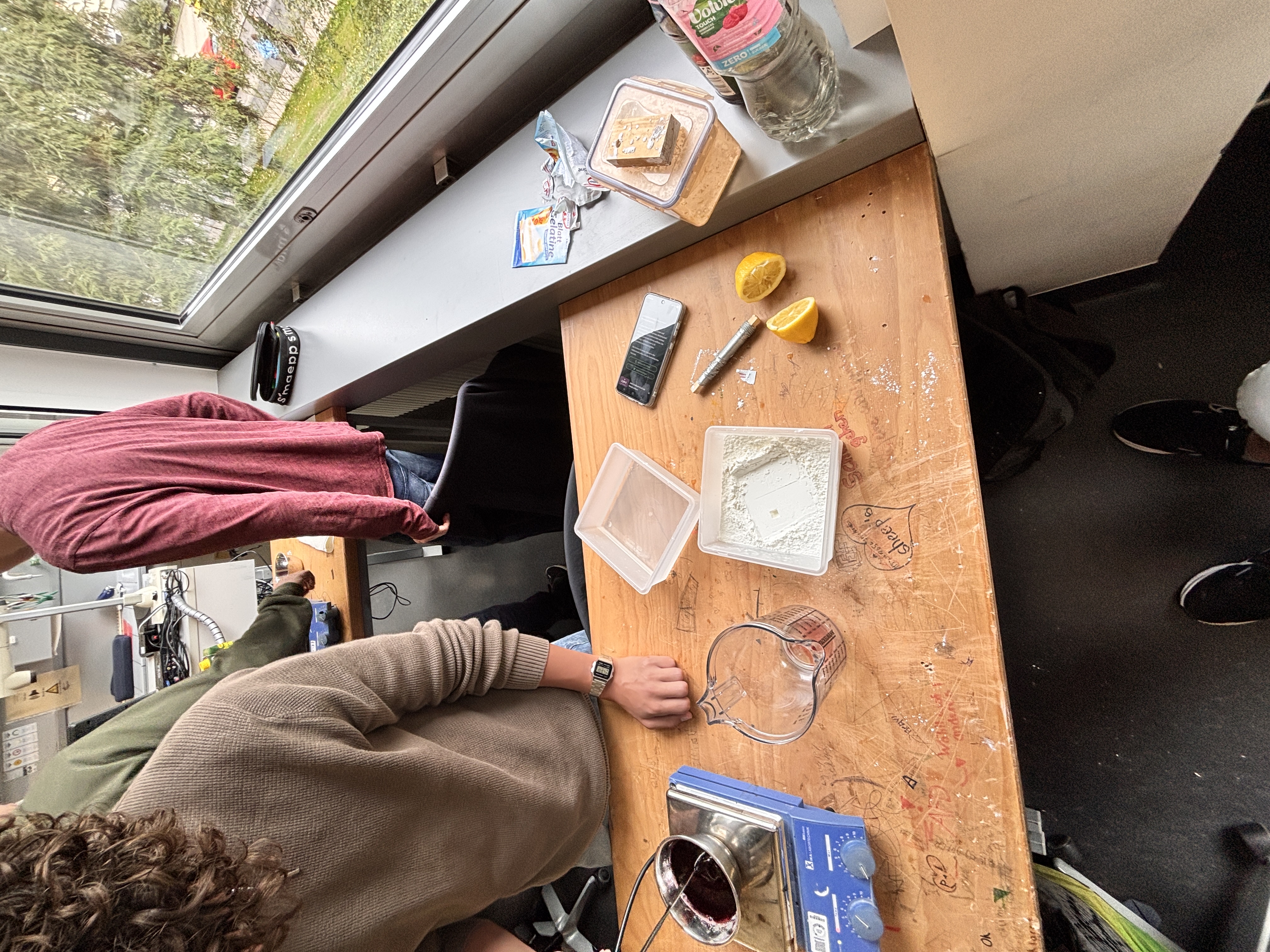 Arbeitsplatz mit Zutaten und Formen