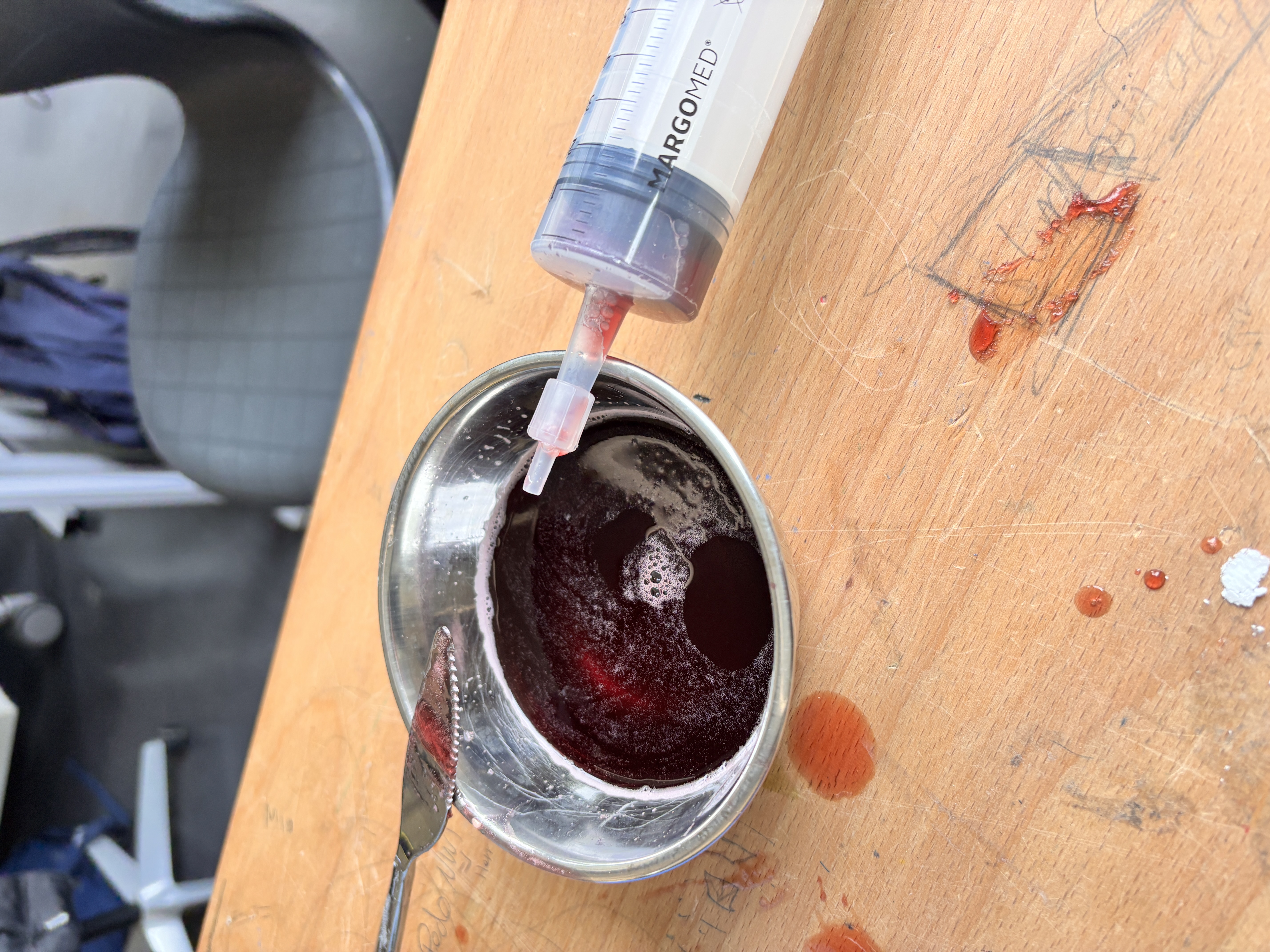 Abfüllen der roten Masse mit einer Spritze